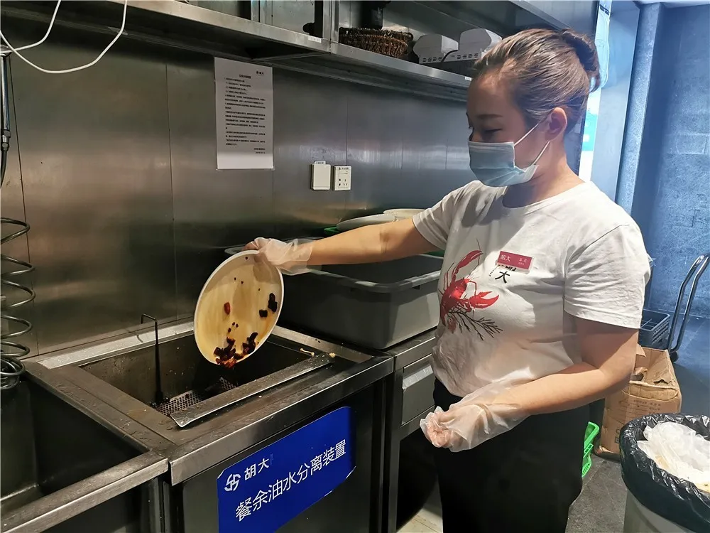 公共场所垃圾分类，他们这么做……