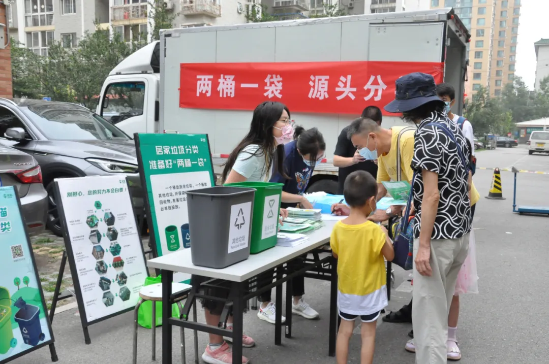 大篷车进社区，废纸箱旧瓶子当场变现
