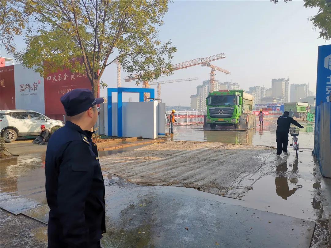 密云城管：积极应对空气重污染 严格排查工地扬尘隐患