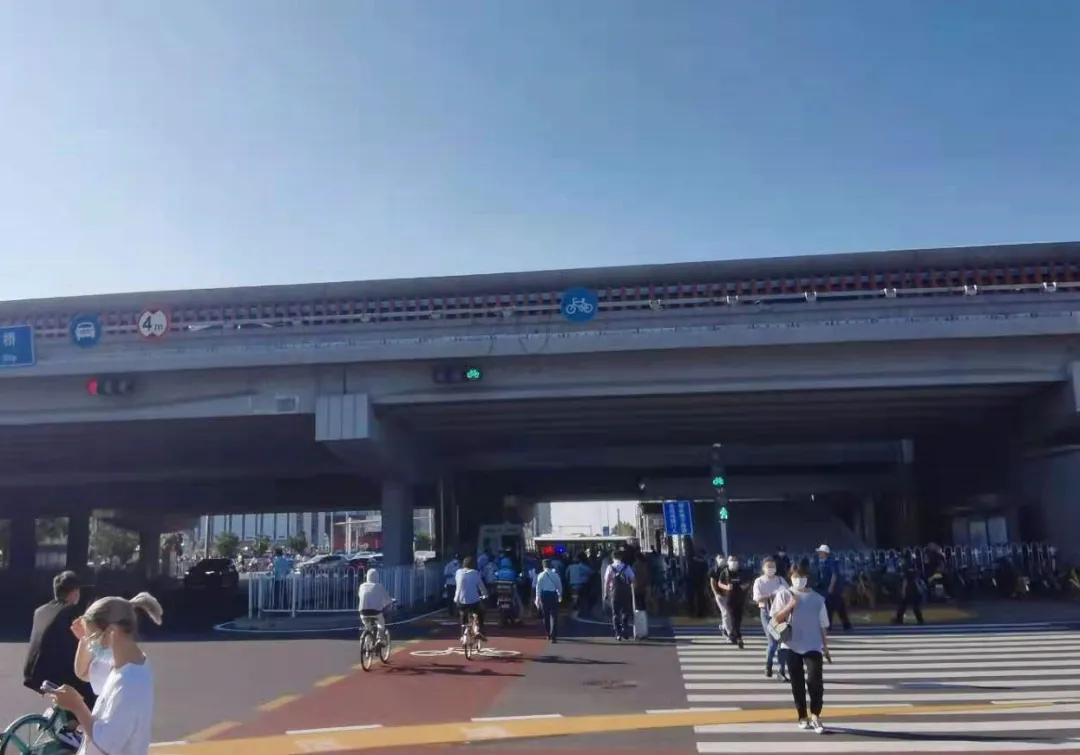 首都交警护出行 朝阳双桥桥下非机动车“斑马线”首次亮相