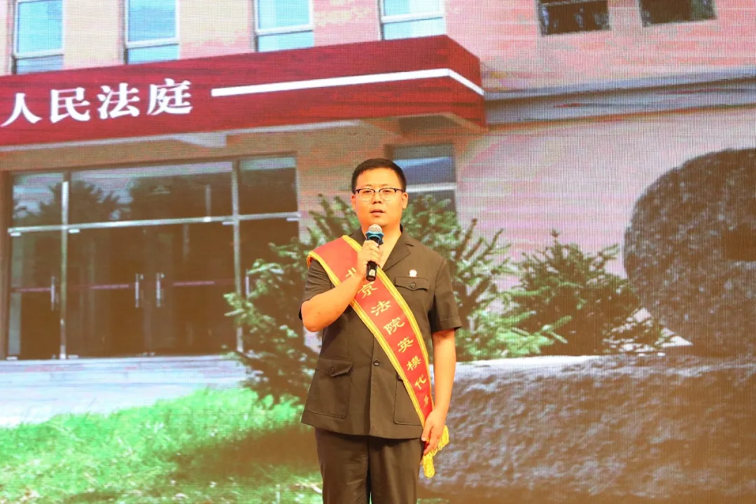 这一次，北京法院英模事迹报告团走进了中国政法大学