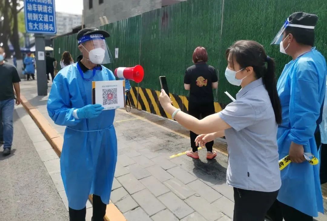 “东城榜样”变身“小蓝”2.0版，既做志愿者又当“记者”，记录疫情防控中的坚守与温暖