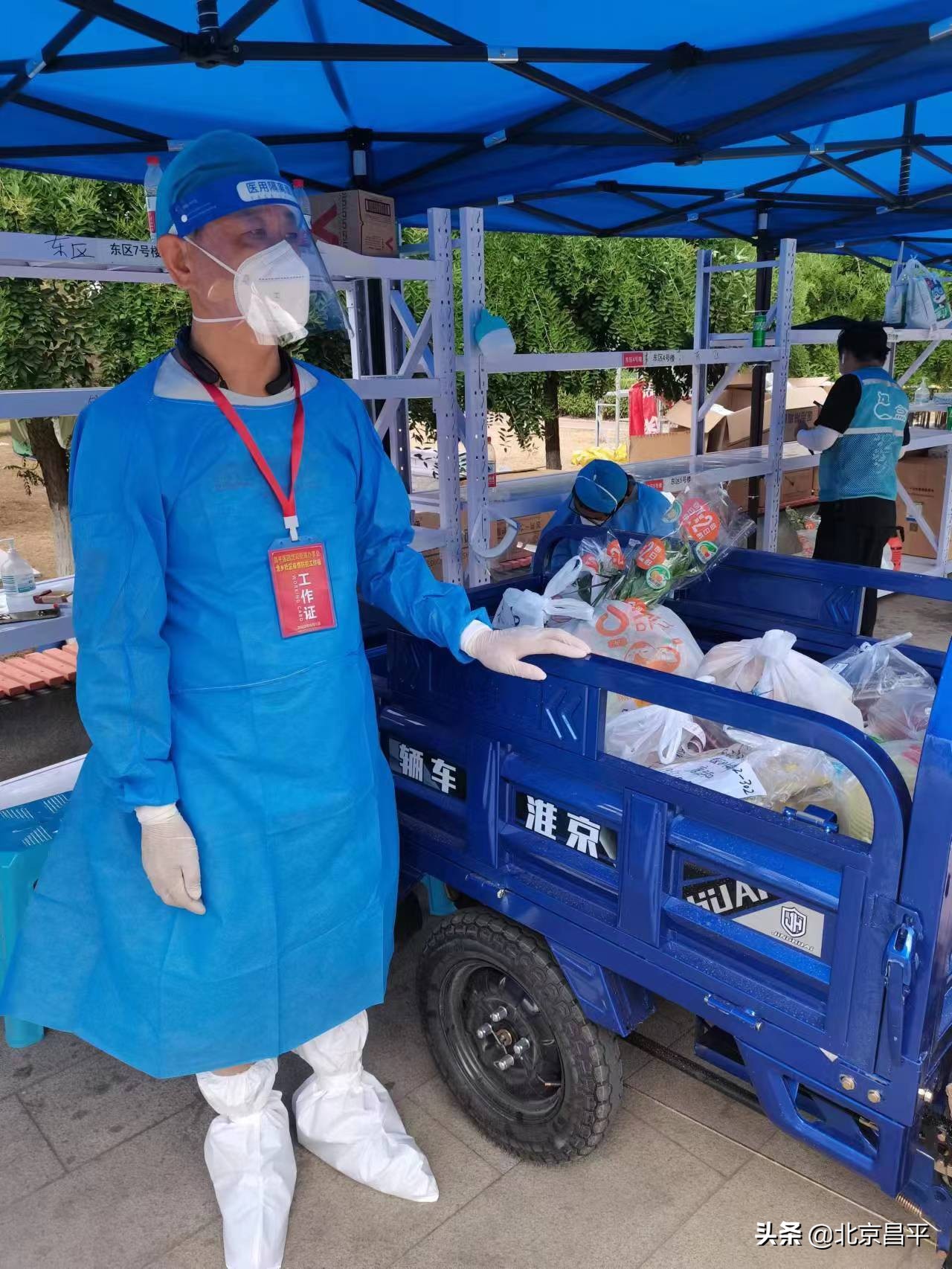 为封控楼道送物资、帮患者紧急就医……哪里艰苦，哪里就有下沉干部的身影