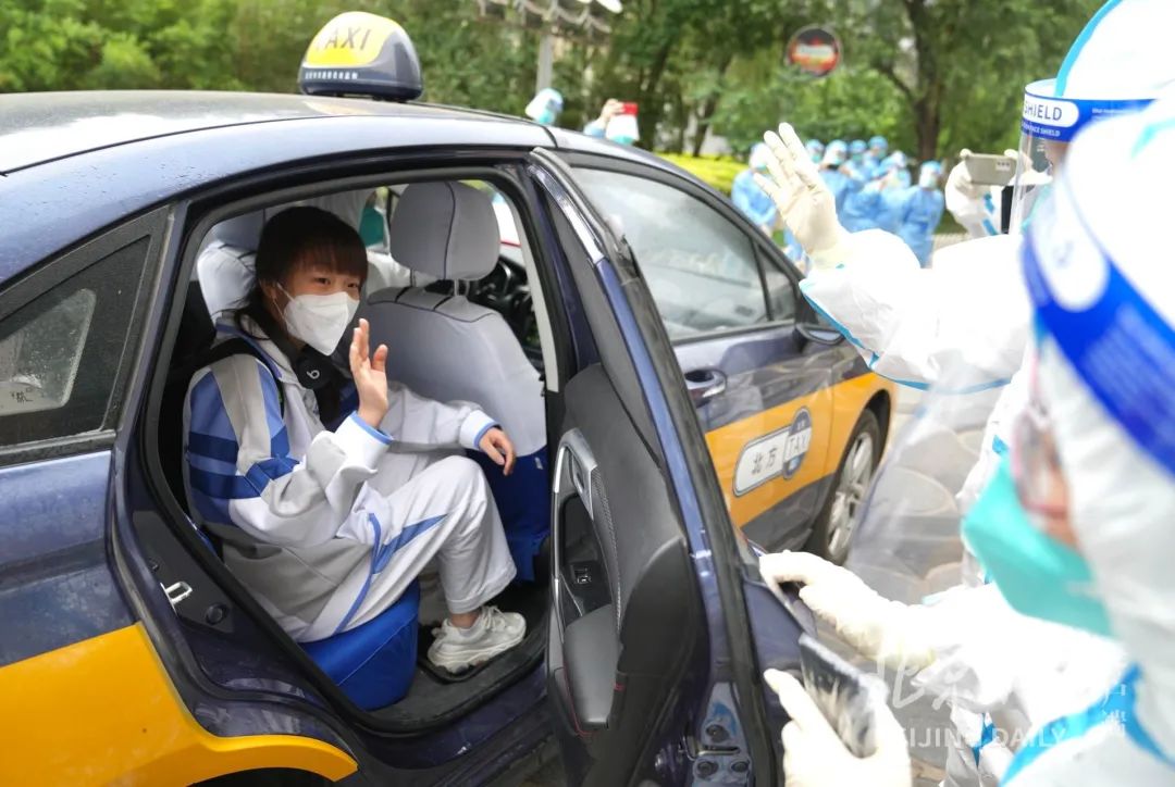 直击丰台封控考点！她走出考点，工作人员报以热烈掌声