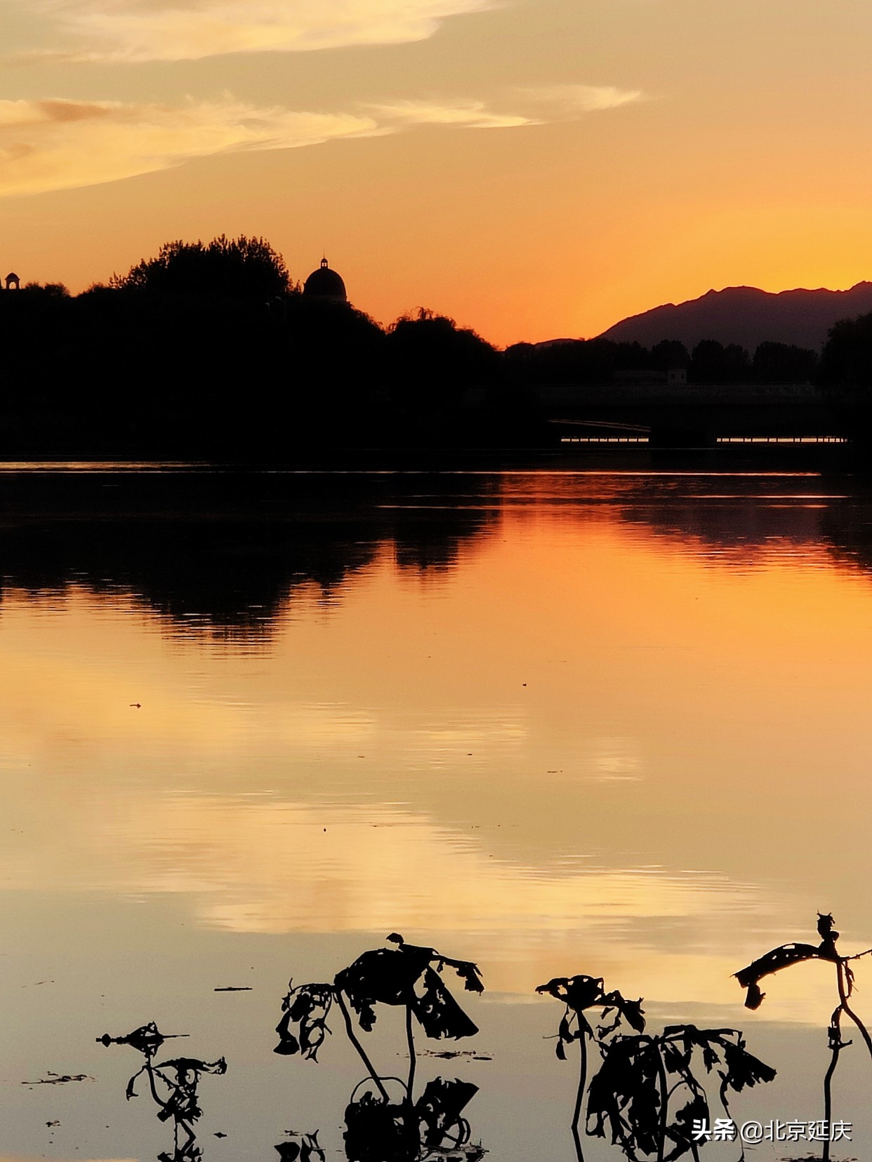 北京延庆：落日余晖波光映 扮靓最美冬奥城