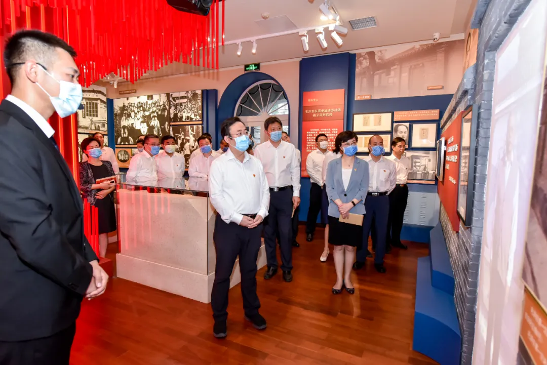 东城区委理论学习中心组参观“伟大开篇——中国共产党早期北京组织专题展”并重温入党誓词