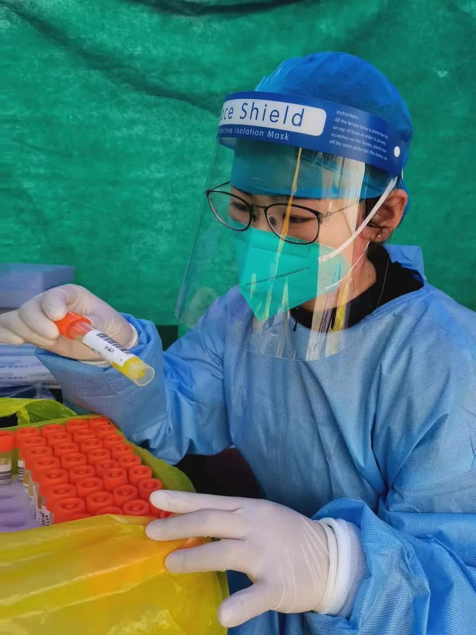 “抗疫天使”一线过节