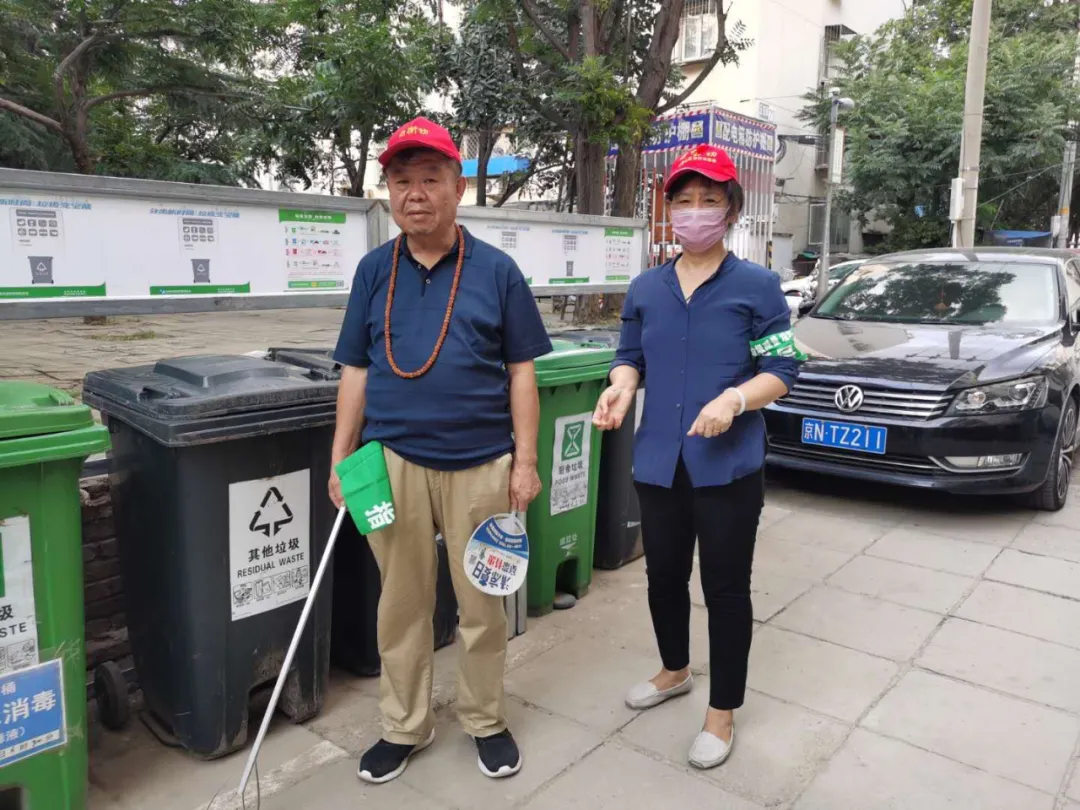 从不“缺勤”夫妻档志愿者感动居民