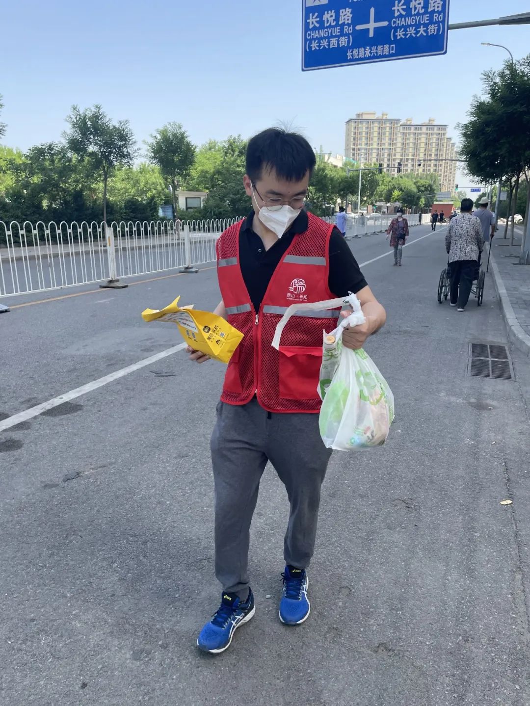 烈日下，“金一代”青年干警化身“红马甲”传递温情