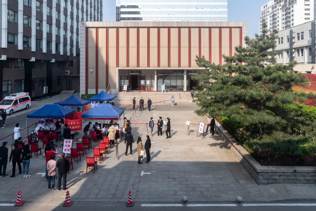 东城区疫苗接种服务送进辖区单位，为离退休老年人打疫苗