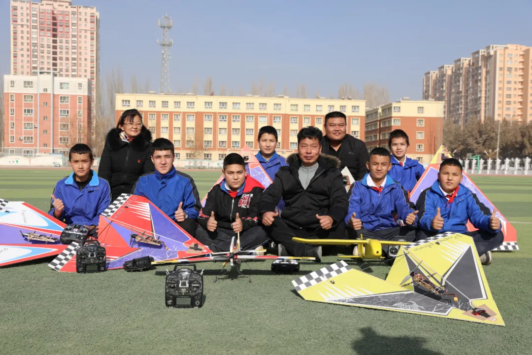 航模社团：带孩子们“一起飞”