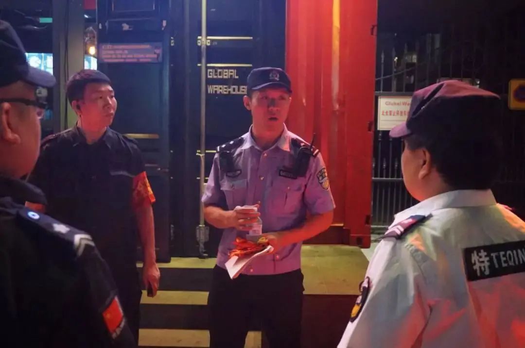 会说多国语言的“社区外交官”