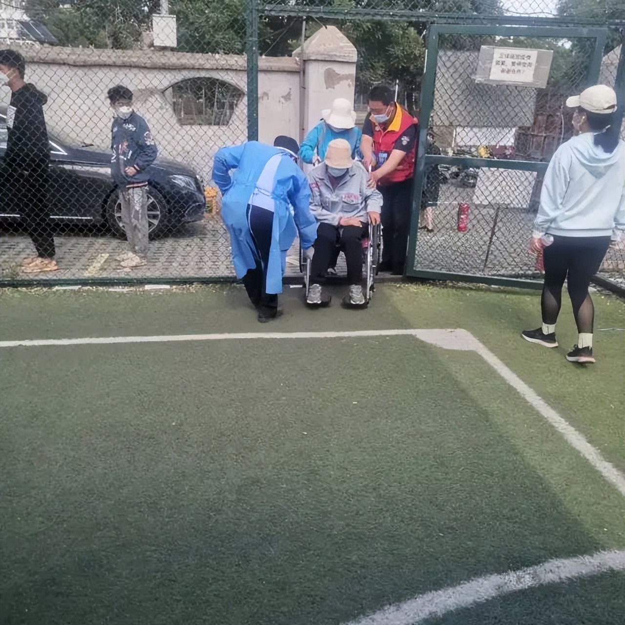 反诈两米线、百米遮阳棚“巧”利用，居民连声叫好