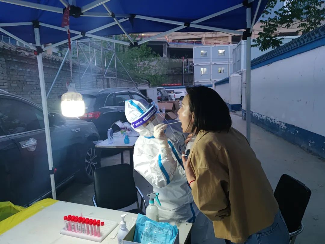 应检尽检，不漏一人！他们是核酸检测现场的“总调度”