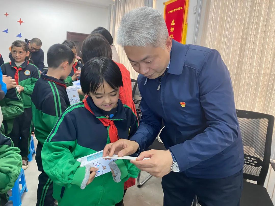 不负春光 亲情陪伴—北京援疆干部与和田孩子同上一堂课