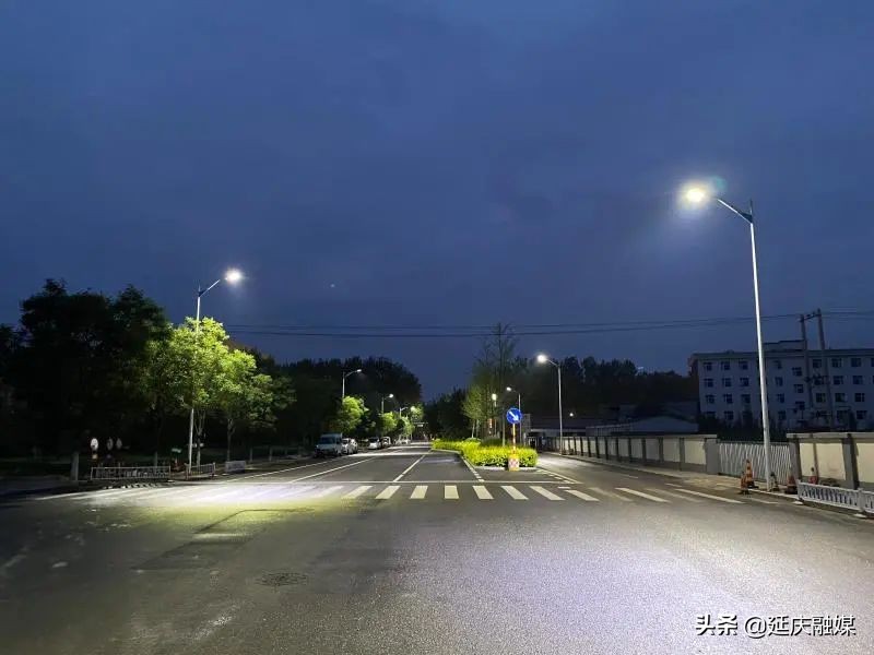 听民意、办实事，把工作做到群众心坎儿上~延庆火车站小区居民的归家路，真亮！