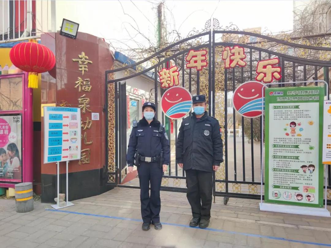 三尺户籍小窗口，服务为民大舞台