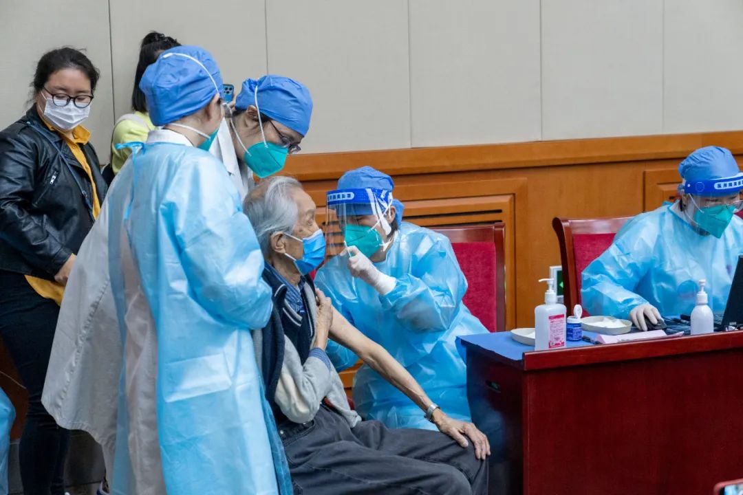 东城区疫苗接种服务送进辖区单位，为离退休老年人打疫苗