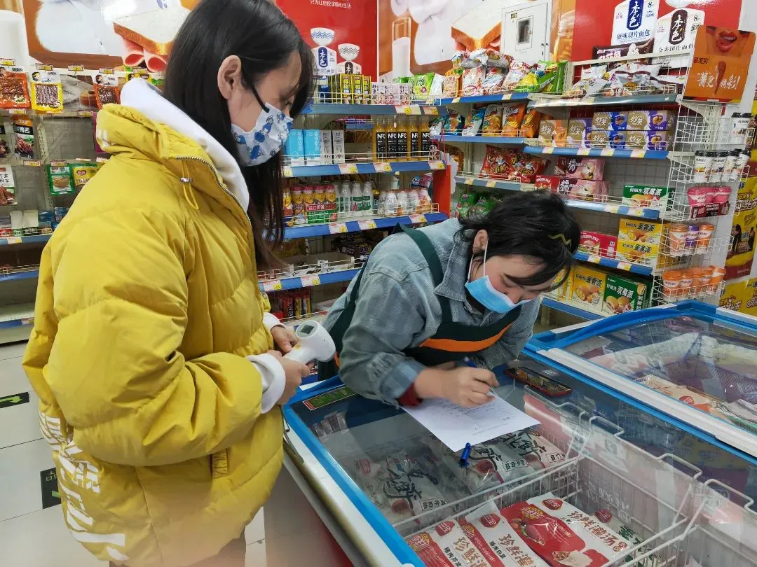 云岗街道快速响应、持续行动，织牢织密防控网