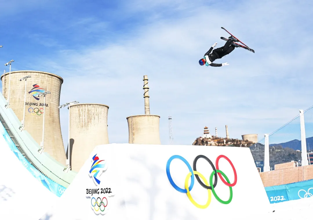 “很酷，背景是山脉、庙宇、城市和钢铁厂！”中外选手盛赞首钢滑雪大跳台