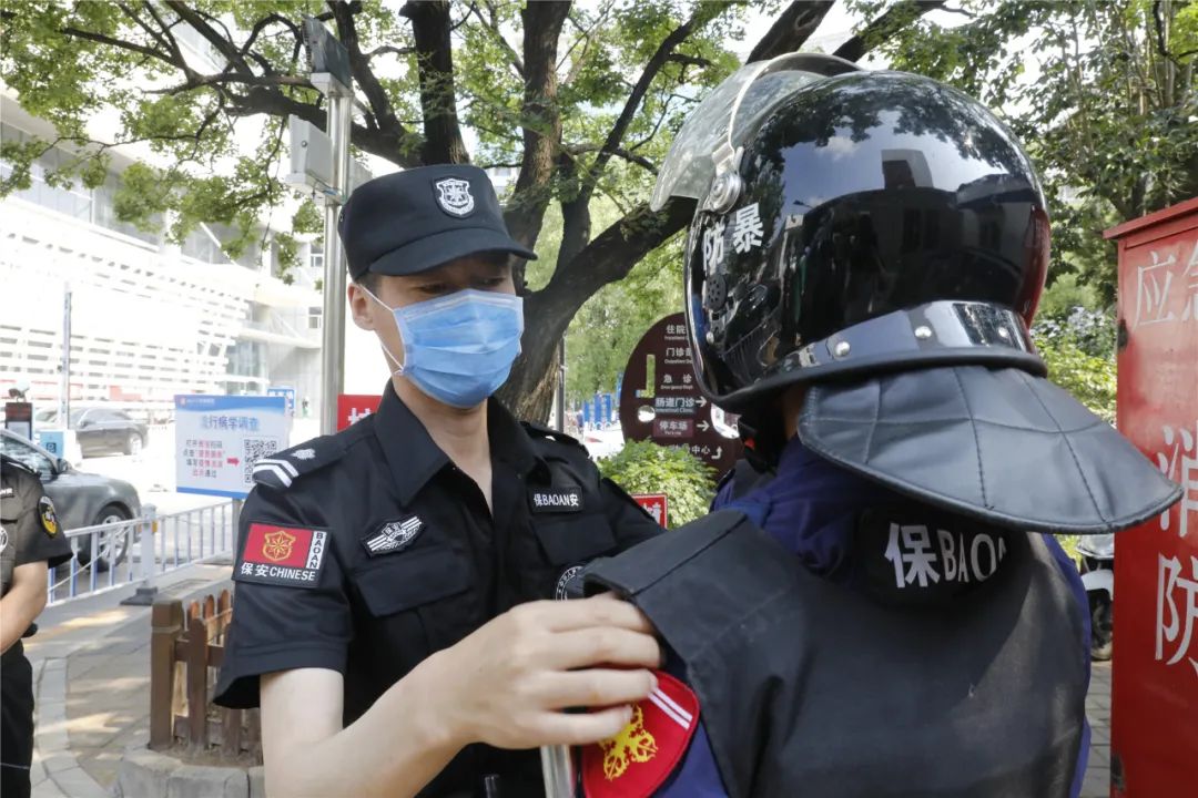硬核担当 暖心守护的“疫”线保安员