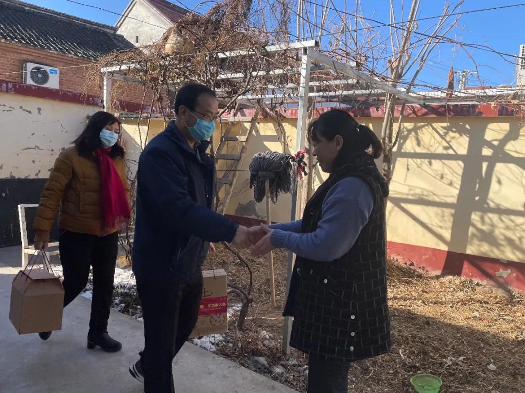 密云区总工会慰问在档困难职工