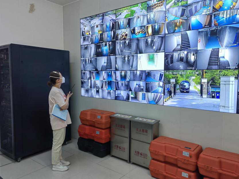 把党旗插在战疫一线