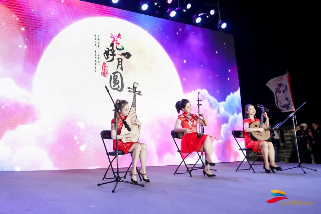 明城墙上吟诗赏月，东城居民感受中秋传统味儿