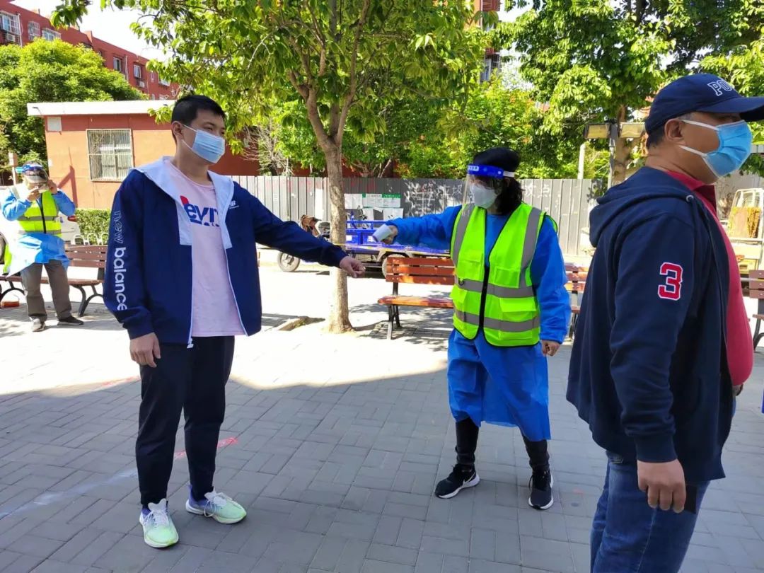 在社区，我们是老百姓身边的“蓝色护卫者”