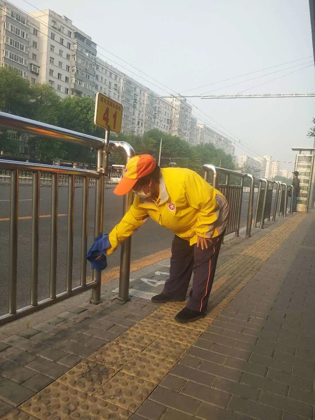 东城区公共文明引导员“五一”期间开展假日志愿服务活动