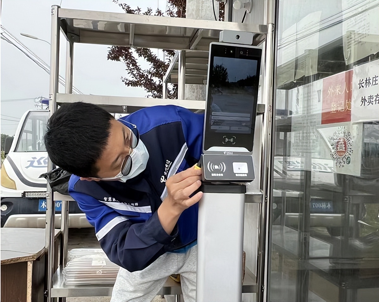 防控“神器”上岗，筑牢村口防疫安全线