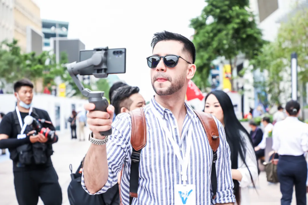 百名丝路大V走进王府井和平菓局感受北京变化，见证百年辉煌