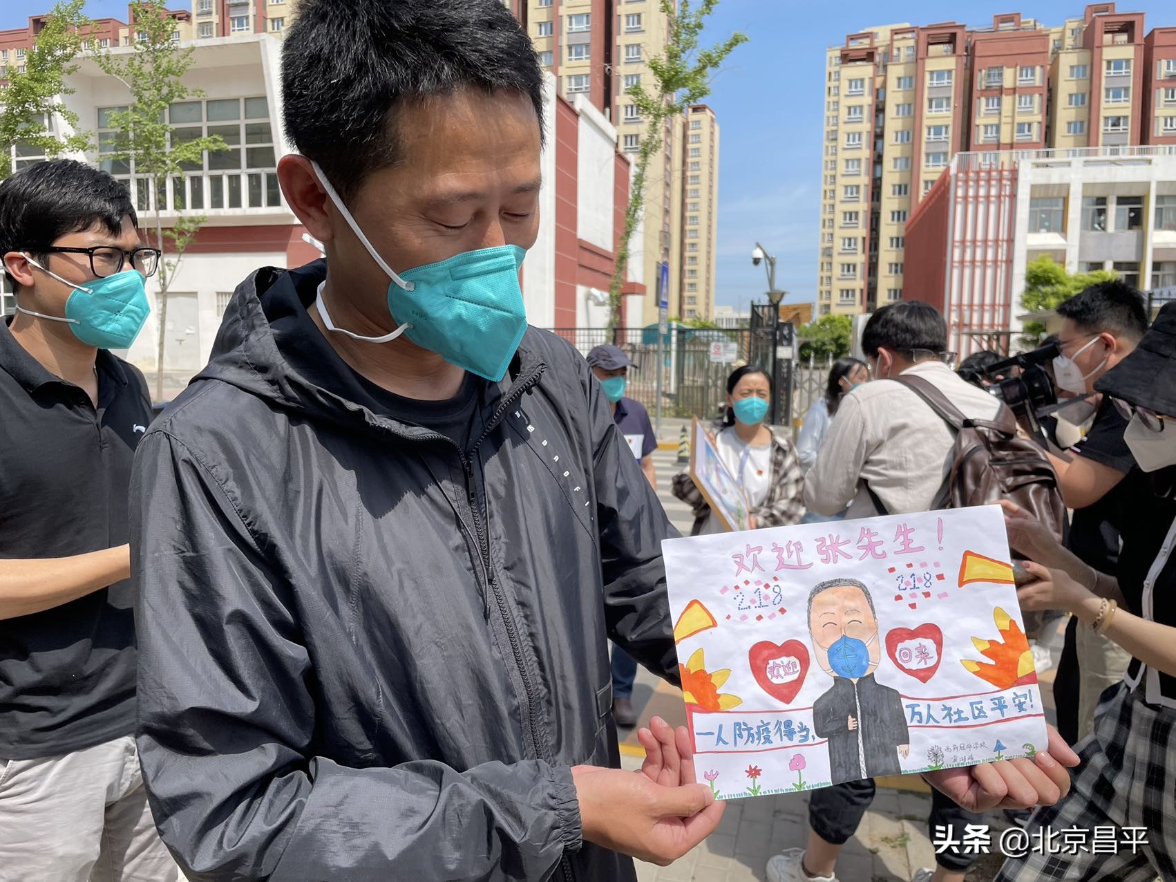 “感染者218”结束隔离回家了！社区居民热情欢迎“好邻居”