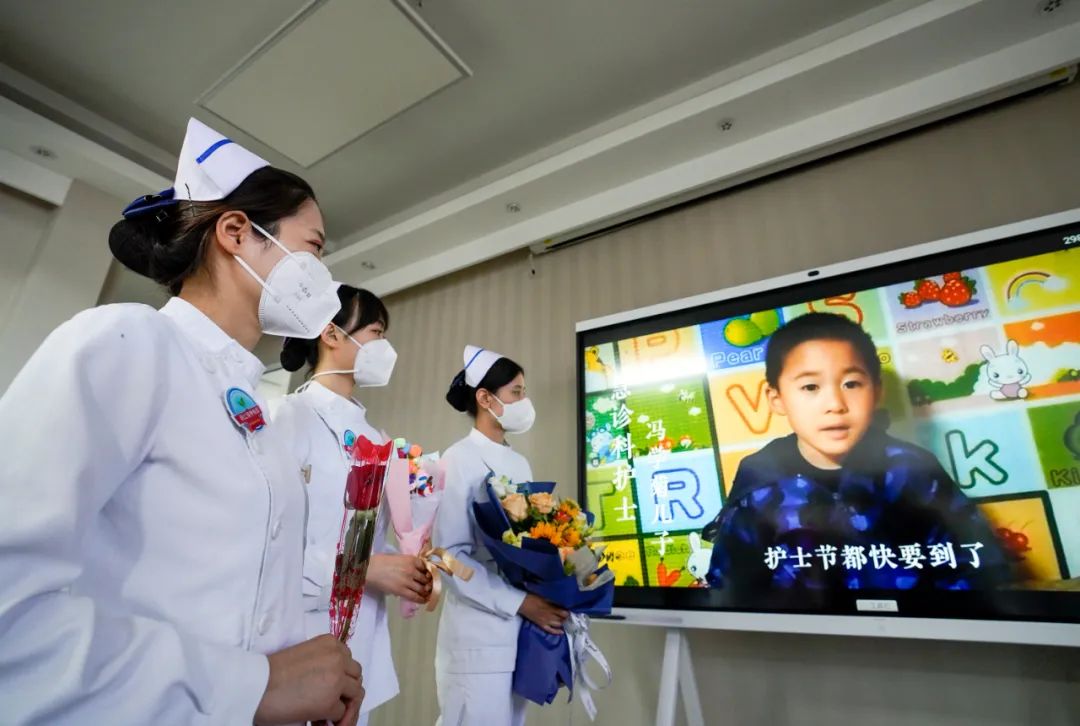 “抗疫天使”一线过节