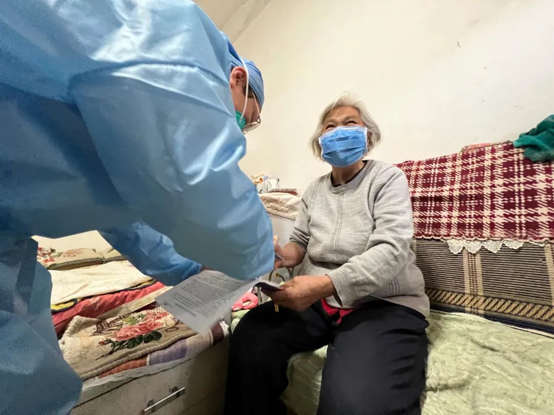 上门“一对一”服务，东城老人足不出户安心接种疫苗