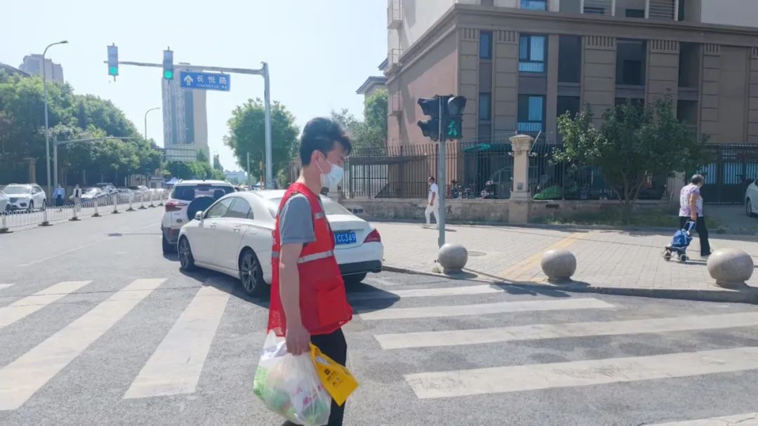 烈日下，“金一代”青年干警化身“红马甲”传递温情