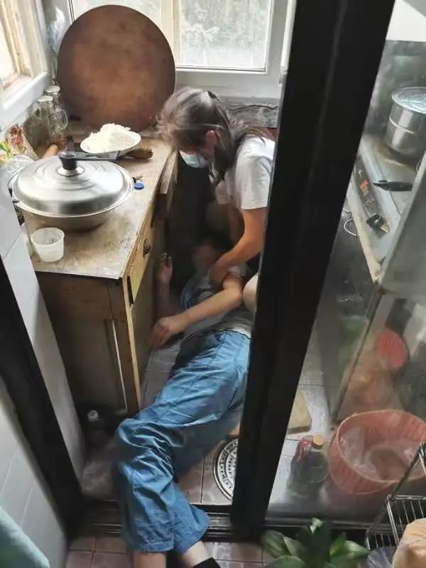 老人拦车求助 法警暖心援救