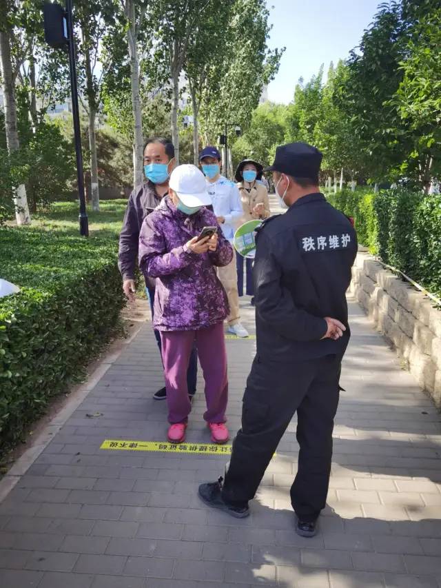 反诈两米线、百米遮阳棚“巧”利用，居民连声叫好