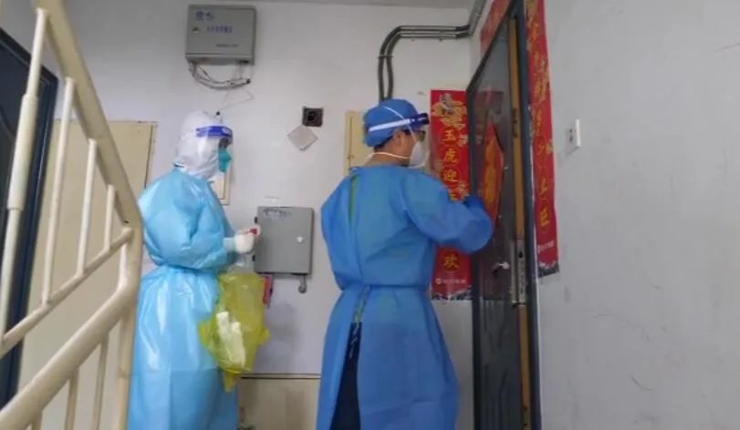 南法信镇：“敲门行动”让核酸检测不落一人