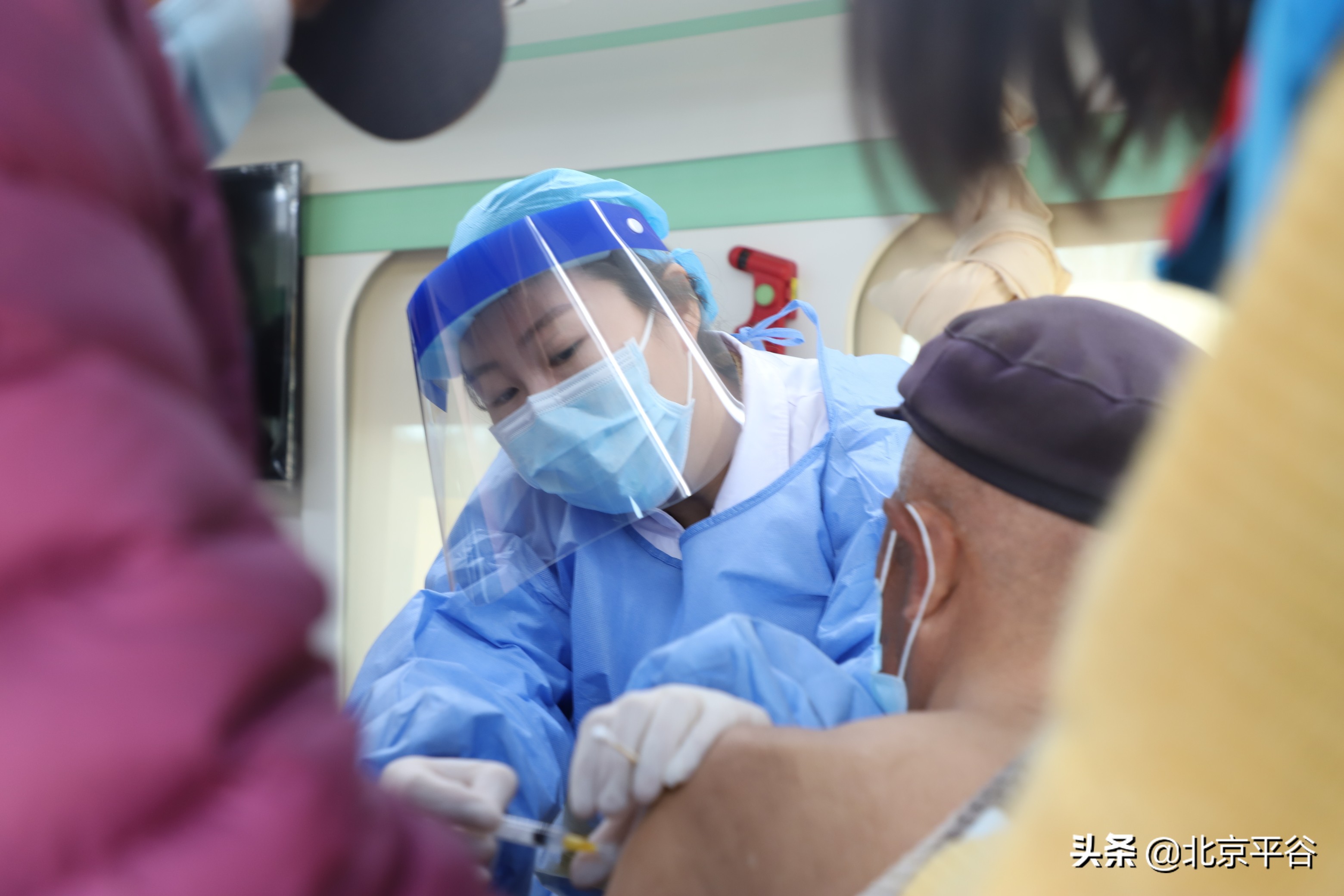 流动车开进峪口镇 方便村民接种新冠疫苗