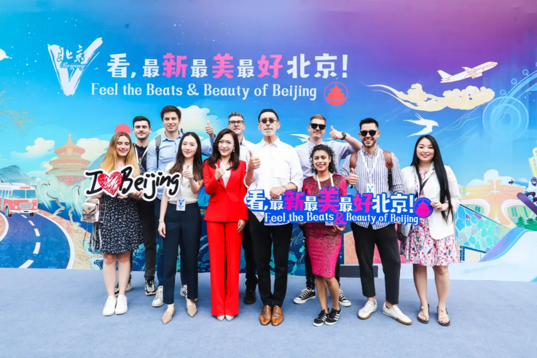 百名丝路大V走进王府井和平菓局感受北京变化，见证百年辉煌