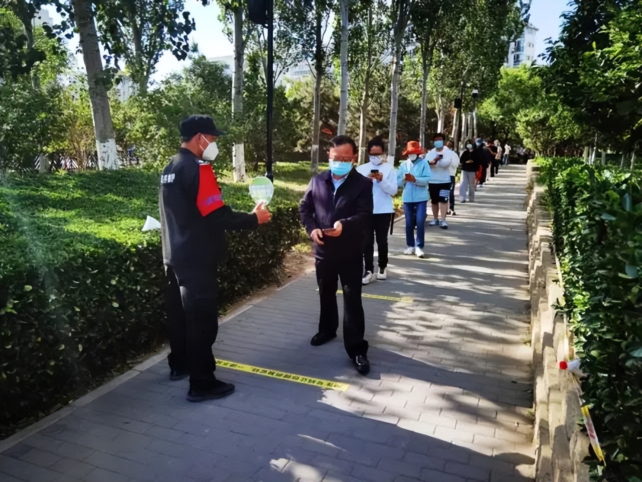 反诈两米线、百米遮阳棚“巧”利用，居民连声叫好