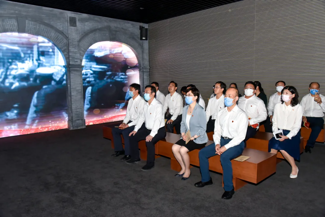 东城区委理论学习中心组参观“伟大开篇——中国共产党早期北京组织专题展”并重温入党誓词