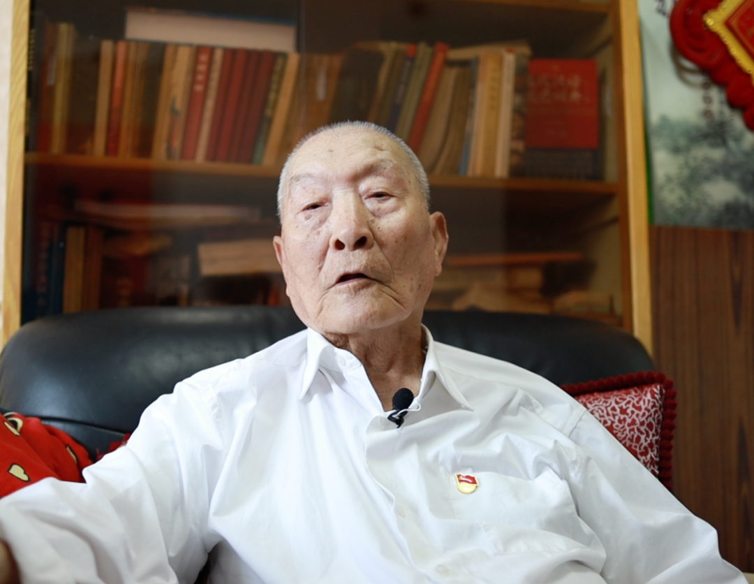 他单枪匹马，接管有30多名伪警察的派出所！