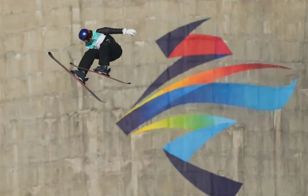 “很酷，背景是山脉、庙宇、城市和钢铁厂！”中外选手盛赞首钢滑雪大跳台