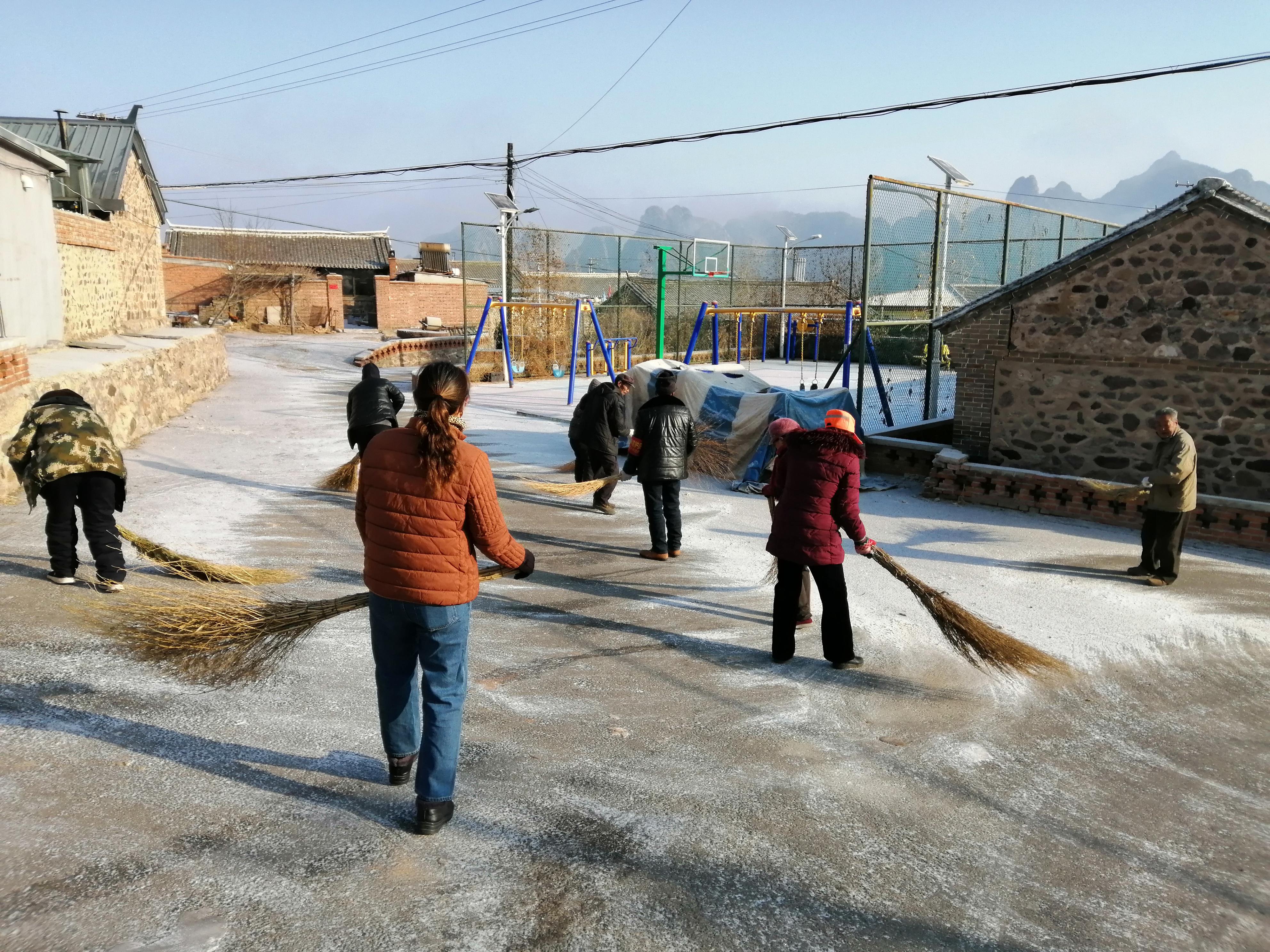 密云区新城子镇大树洼村开展爱国卫生活动日