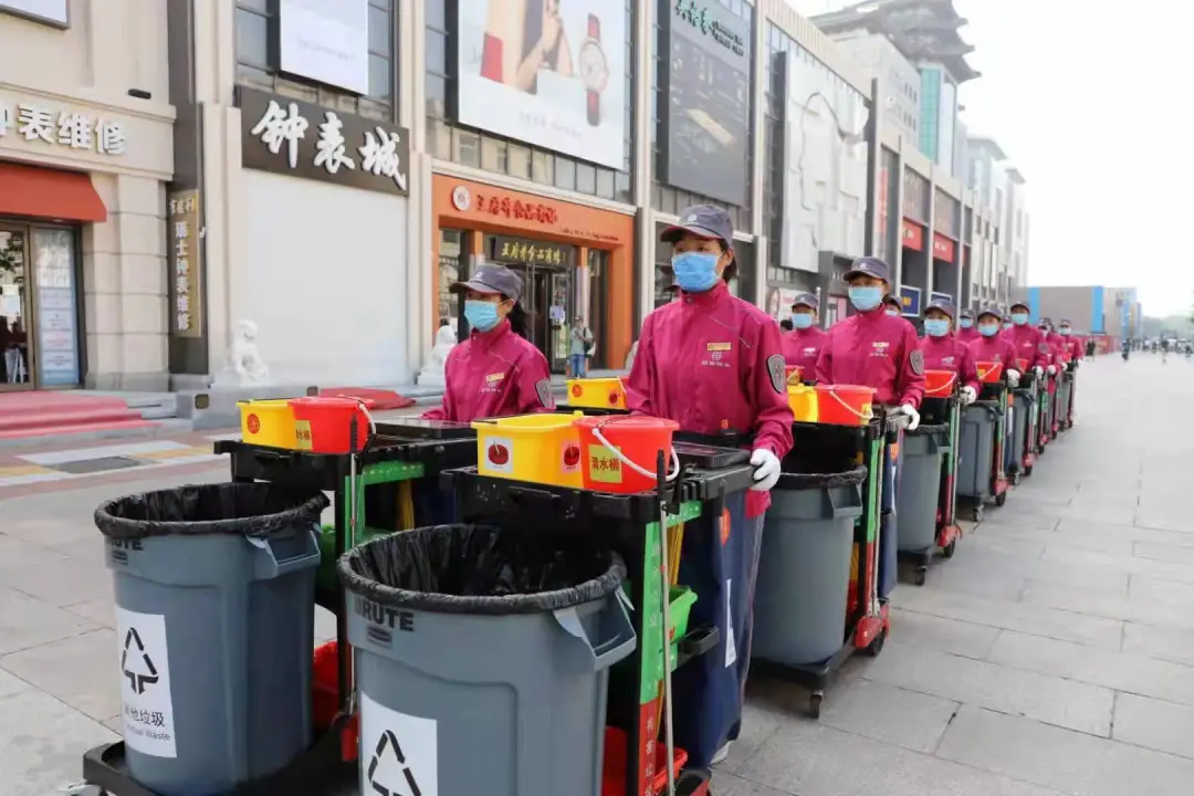 保安、保洁统一换新装，王府井大街打造“金街金服务”
