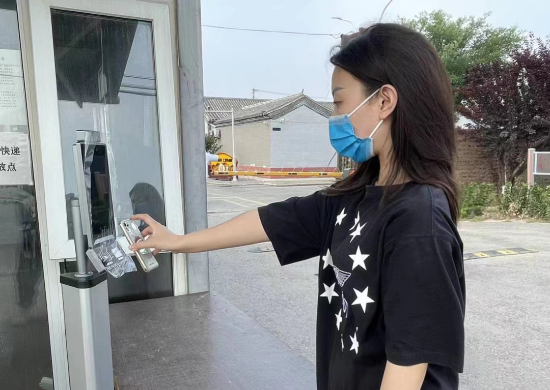 防控“神器”上岗，筑牢村口防疫安全线
