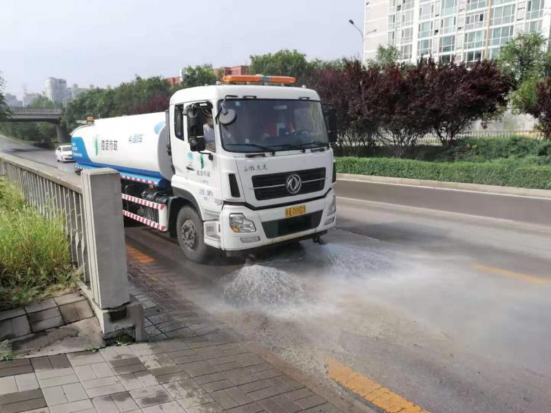 现场直击：海淀环卫部门正在清理旱河铁路桥下淤泥