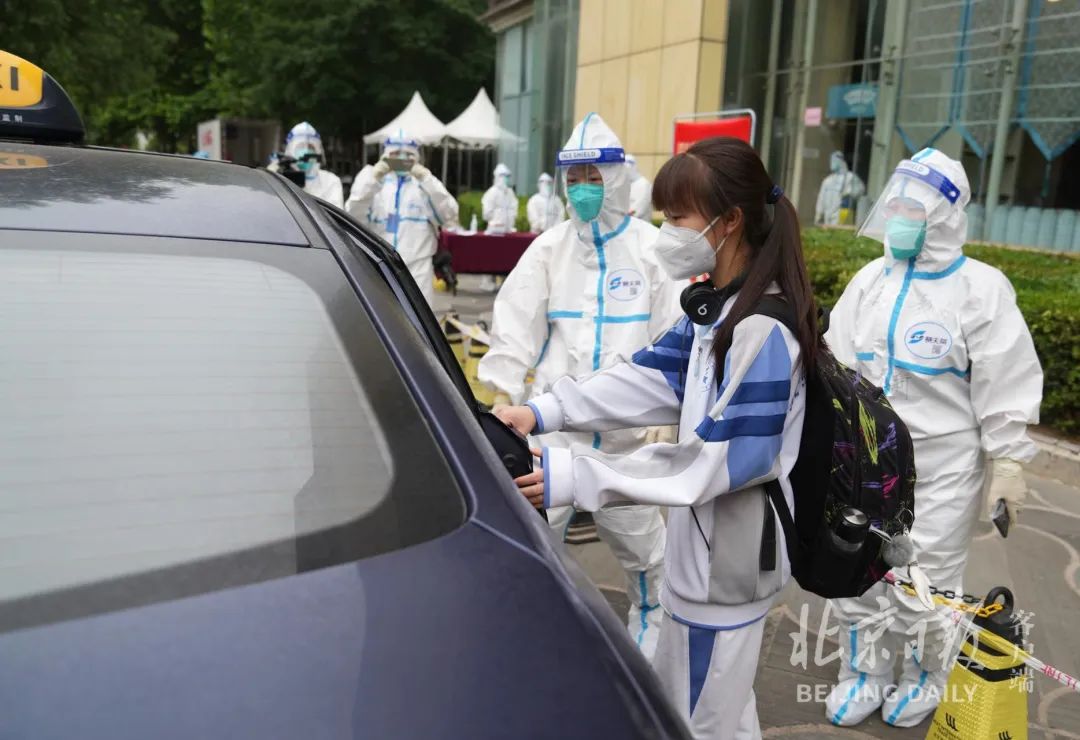 直击丰台封控考点！她走出考点，工作人员报以热烈掌声